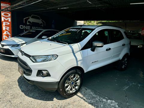 ford ecosport 16 flex freestyle 2014 carro sao bernardo do campo sp foi o maior sucesso de vendas no seu lancamento e ainda continua sendo a ford inovou e acertou em cheio neste segmento de suv linhas perfeitas espaco interno muito bom facil dirigibilidade motor forte e economico modelo freestyle 16 flex com cambio mecanico muito gostoso de dirigir este carro possui laudo de pericia aprovado sem passagem por leilao sem sinistro super economico para pessoas exigentes bancos super confortavel som original farois de neblina comando de som no volante retrovisores eletricos vidros traseiros eletricos aprovamos seu credito por telefone menores taxas do mercado a melhor avaliacao do seu usado garantia e procedencia e qualidade a one motors esta no mercado a mais de 2 anos realizando sonhos venha conferir one motors certeza de um melhor negocionos reservamos no direito de qualquer tipo de erro de digitacao consulte nossos vendedores carro sao bernardo do campo sp ford freestyle 2014 flex manual suv 123000 branco 4 portas alarme ar condicionado banco com regulagem de altura computador de bordo encosto de cabeca traseiro retrovisores eletricos rodas de liga leve volante com regulagem de altura bancos em couro airbag freio abs ar quente desembacador traseiro travas eletricas vidros eletricos direcao hidraulica cd player radio farol de neblina