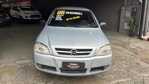 chevrolet astra hatch 20 advantage 2006 carro sao bernardo do campo sp chevrolet astra 20 advantage 8v 2006 potencia e estilo em um classico que nunca sai de moda motor 20 potente e confiavel desempenho agil para um carro de personalidade apenas 146339 km rodados baixa quilometragem para um carro de 2006 verdadeiro achado design esportivo linhas marcantes e estilo classico que conquistam admiradores conforto e praticidade interior espacoso e acabamento de alta qualidade porta malas espacoso ideal para viagens com espaco de sobra para suas necessidades nos oferecemos financiamento facilitado em ate 48 x sujeito a analise de credito parcelamento da entrada em ate 21x no cartao de credito garantia de 3 meses motor e cambio aceitamos veiculo usado na troca troca com troco melhor avaliacao e juros do mercado fale com um de nossos consultores adrianarodrigo one motors certeza do melhor negocio nos reservamos no direito de corrigir qualquer tipo de erro de digitacao carro sao bernardo do campo sp chevrolet astra 2006 flex manual hatch 146339 prata 2 portas alarme ar condicionado computador de bordo encosto de cabeca traseiro retrovisores eletricos volante com regulagem de altura ar quente desembacador traseiro travas eletricas vidros eletricos