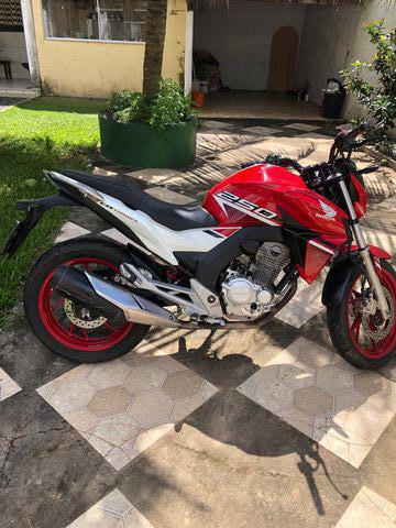 vende se cb twist 250 ano 2022 moto apora ba vendo honda cb twister 250 ano 2022 impecavel e completa anomodelo 2022 motorizacao 250cc potente e economica condicao nunca batida ou caida cuidada com muito zelo pintura totalmente nova sem arranhoes manutencao revisada recentemente com todos os itens em perfeito funcionamento troca de oleo realizada em 2011 pneus novos prontos para rodar documentacao ipva e licenciamento pagos acessorios chave reserva inclusa historico segundo dono com historico de cuidados rigorosos moto pronta para o uso ideal para quem busca conforto seguranca e estilo perfeita para o dia a dia ou viagens entre em contato para mais detalhes ou agendar uma visita duvidas chama no whatsapp honda cb twist 250 2022 flex moto apora ba honda cb twist 250 2022 flex manual 31000 vermelho rodas de liga leve freio abs