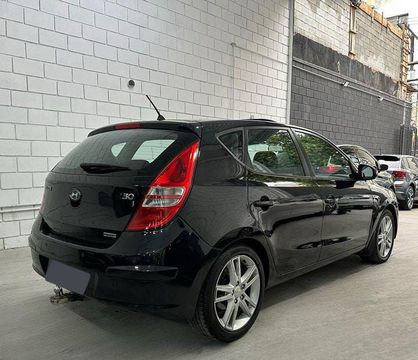 hyundai i30 20 automatico carro hyundaii30 20 automatico 2010 gasolina 2009 181000km ar condicionado banco com regulagem de altura bancos em couro direcao hidraulica farois de milha piloto automatico retrovisores com rebatimento eletrico retrovisores eletricos