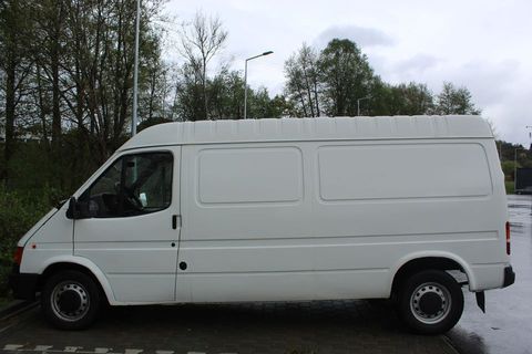 caminhão Manteigas - PT ford transit chassi 1991 diesel van Vendo ford transit 190L Van (TSE-2)  a gasóleo de 3 lugares. Está registado como mercadorias, uma vez que é não há móveis que não se possam tirar, é só tirar os parafusos.
Levou motor novo (usado) ainda com garantia até 27 Julho deste ano. 
Tem alguns pontos de ferrugem como mostra nas fotos e tem um furo lento num pneu, que poderá ir só enchendo de vez em quando se não o quiser trocar. Precisa de umas escovas novas.
Inspecção até 27 de Novembro, selo pago e seguro em dia.
Autorádio USB,
Bola de reboque.
Isolamento térmico.
Oferta de utensílios de cozinha, mesa de pic-nic, mini churrasqueira e guarda-sol
Tem uma luz de presença atrás que funciona a pilhas.
Tem uma segunda cama de solteiro que abre na gaveta de baixo, mais duas gavetas de arrumações.